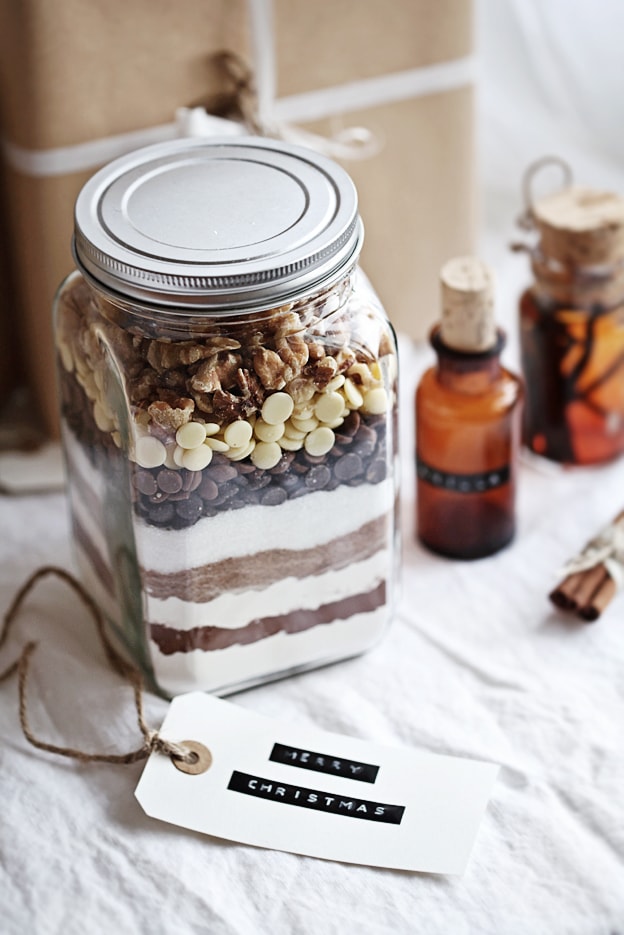 30 Mason Jar Gift Ideas For Christmas That People Will Actually Love   BrownieMixJar Min 