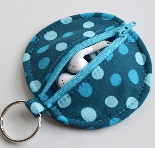 Beginner Sewing Projects: Circle Zip Earbud Pouch