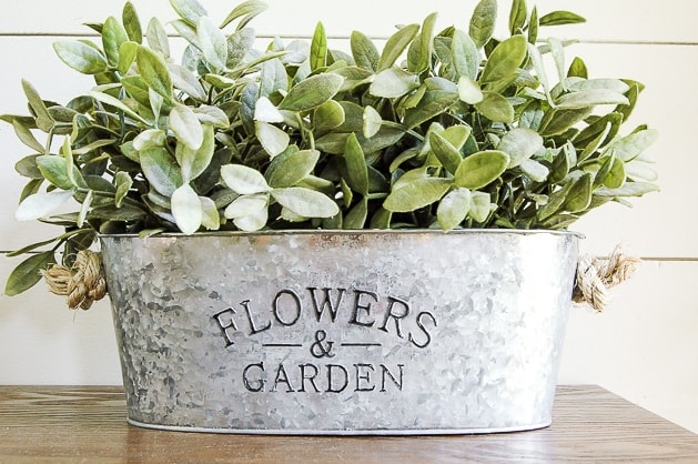 Easy DIY Farmhouse Decor: DIY Galvanized Planters