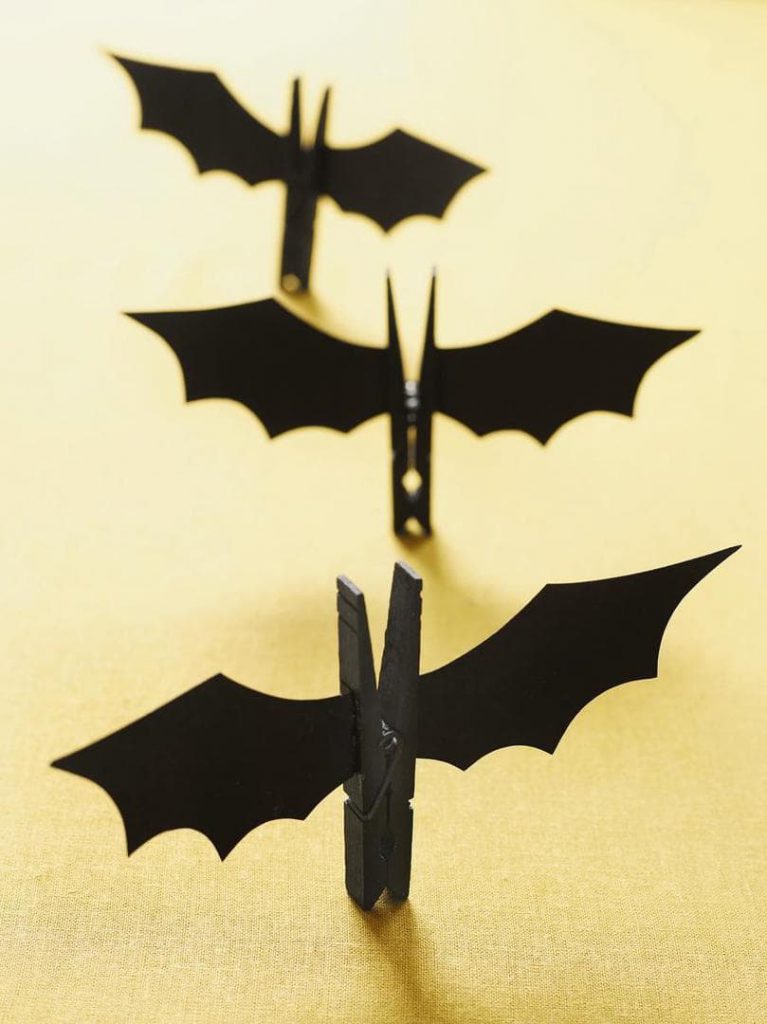 Halloween crafts for kids: Clothespin Bats
