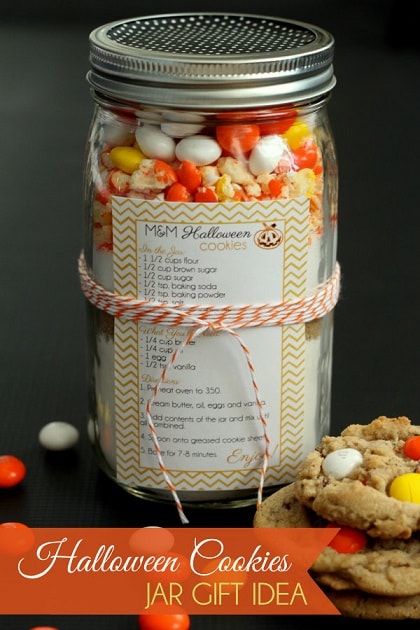 Halloween mason jar gift ideas: Halloween Cookies Mix in a Jar