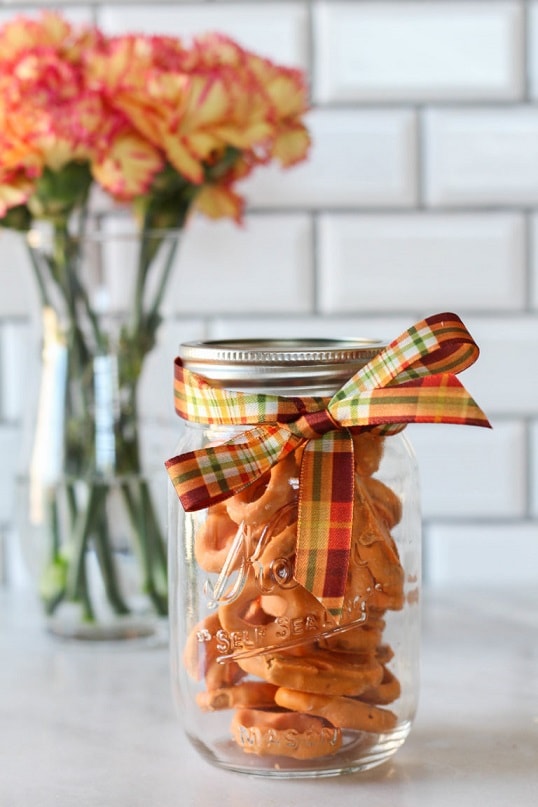 Halloween mason jar gift ideas: Halloween Pretzels in a Jar