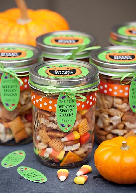 Halloween mason jar gift ideas: Halloween Snack Mix