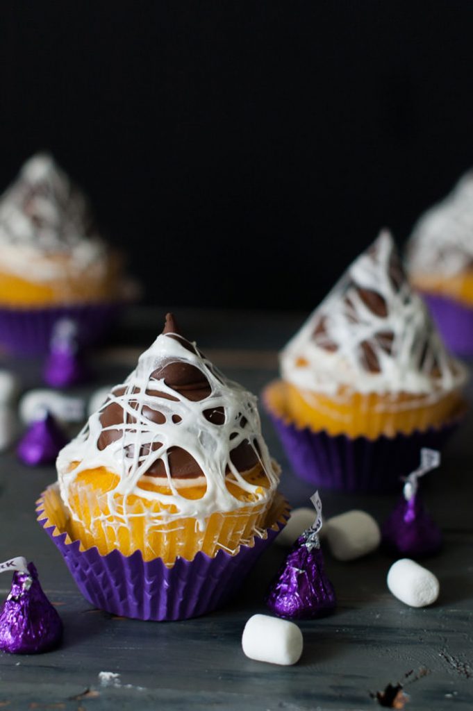 Halloween Cupcake Decorating Ideas: Marshmallow Web Cupcake