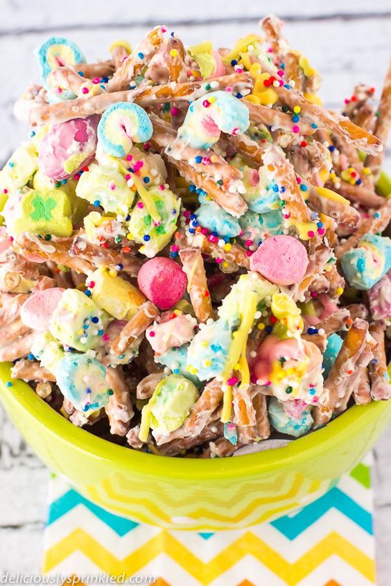 Unicorn desserts: Rainbow Lucky Charms Munch