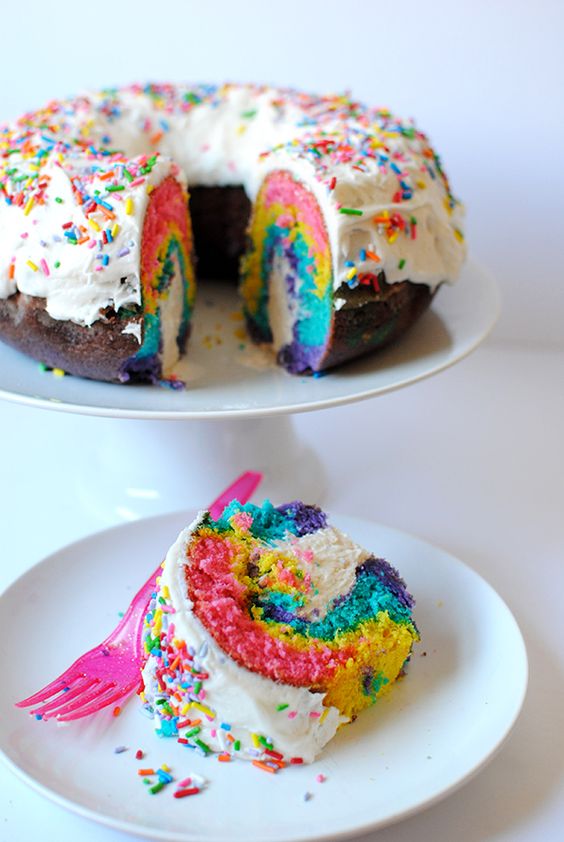 Unicorn desserts: Rainbow Unicorn Cake With Twinkie Filling