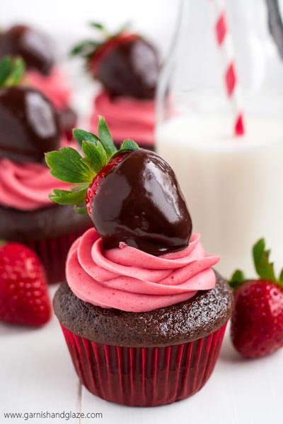 Valentines Day Cupcakes and Valentines Desserts: Chocolate Dipped Strawberry Cupcakes