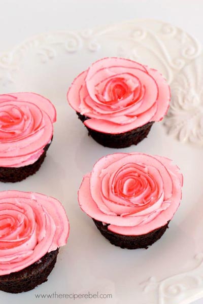 Valentines Day Cupcakes and Valentines Desserts: Fudgy Chocolate Cupcakes with Two-Tone Roses