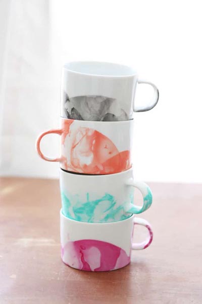 Handmade DIY Gifts For Mom: DIY Marbled Mugs With Nail Polish