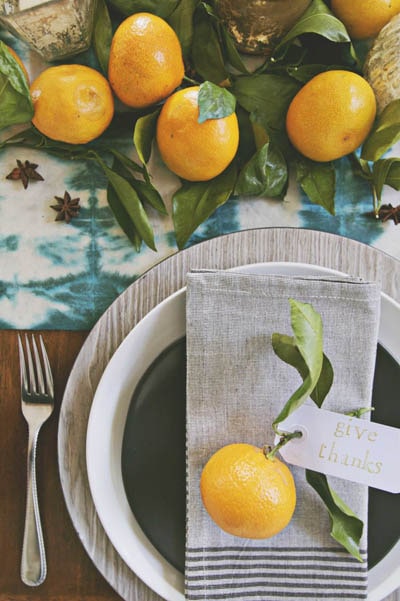 Easy DIY Thanksgiving table setting ideas: Modern Bright Thanksgiving Table